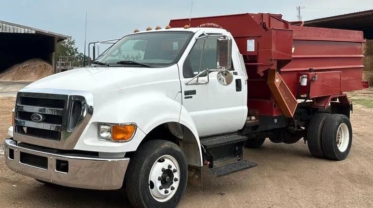 2005 Ford F-650 Super Duty feed mixer truck