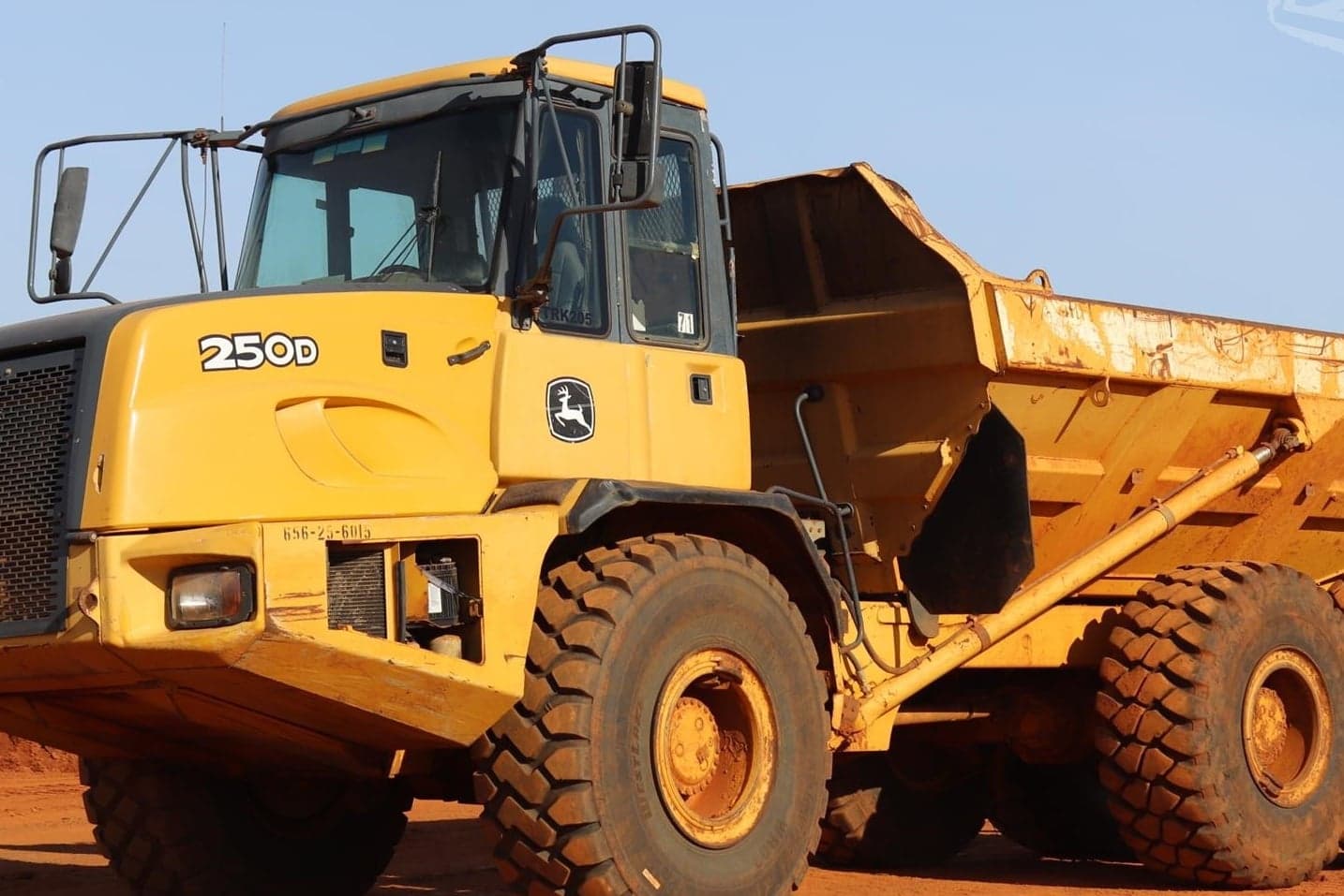 2006 DEERE 250D